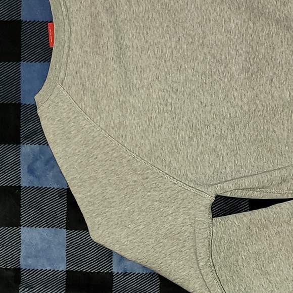 New Balance. Crewneck pullover. Carpet-logo. Like-new.  Women's Medium - Picture 14 of 15